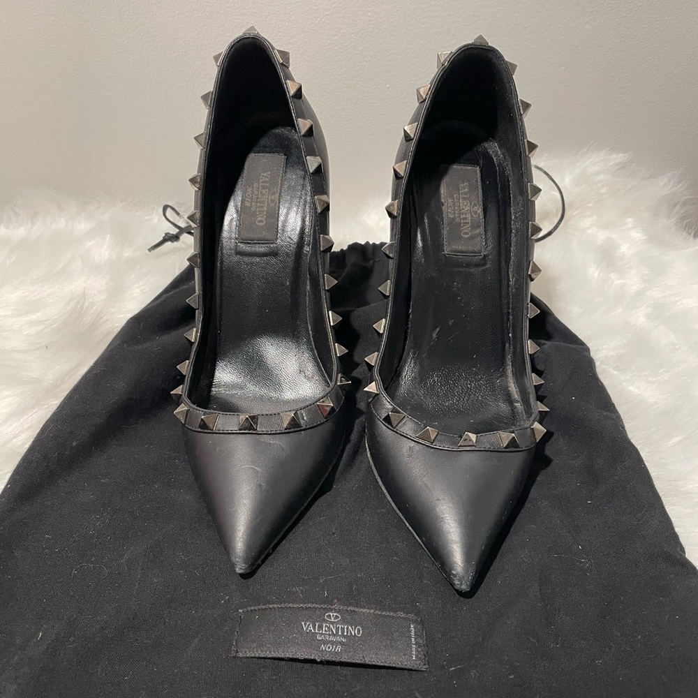 Black leather Valentino heels. Size 37.